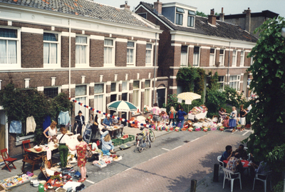 859395 Afbeelding van een buurtfeest met rommelmarkt op de Abstederdijk te Utrecht.